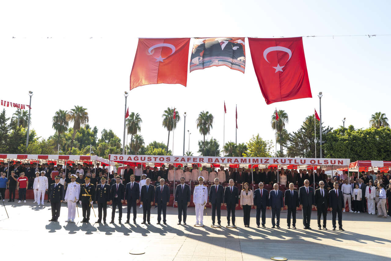 baskan-secer-ve-meral-secer-mersinlilerle-zafer-bayrami-coskusunu-paylasti-6
