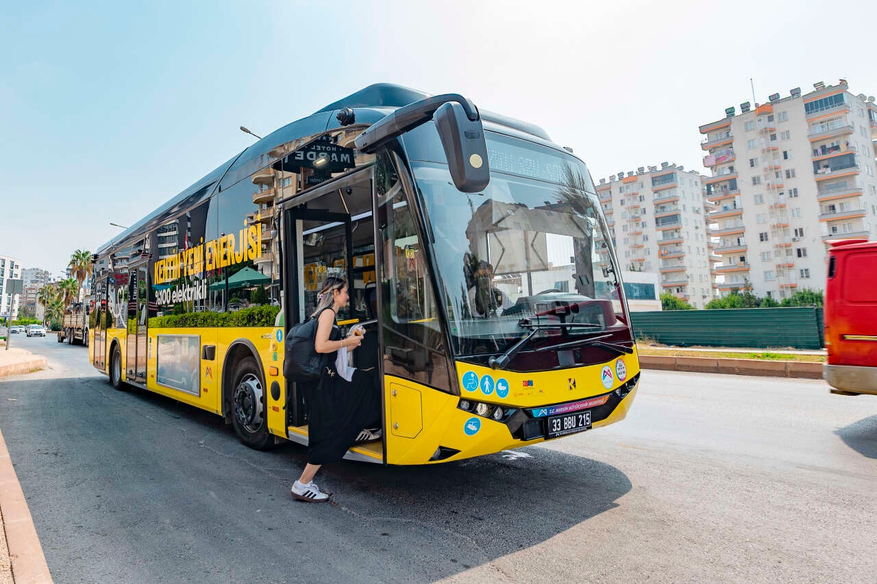 mersin-buyuksehirin-elektrikli-otobusleri-sessizligi-ve-konforuyla-begeni-topluyor-4