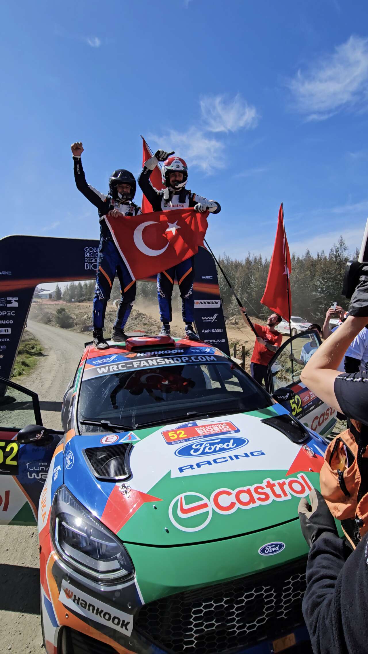 1789325083-t-rk-motor-sporlar-nda-tarihi-zafer-castrol-ford-team-t-rkiye-pilotu-ali-t-rkkan-d-nya-ampiyonu-1