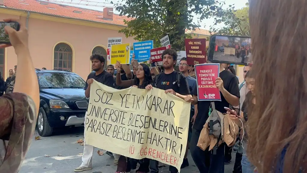 istanbul-universitesi-ogrencileri-yemekhane-zammina-karsi-yurudu-sermayeye-degil-ogrenciye-butce