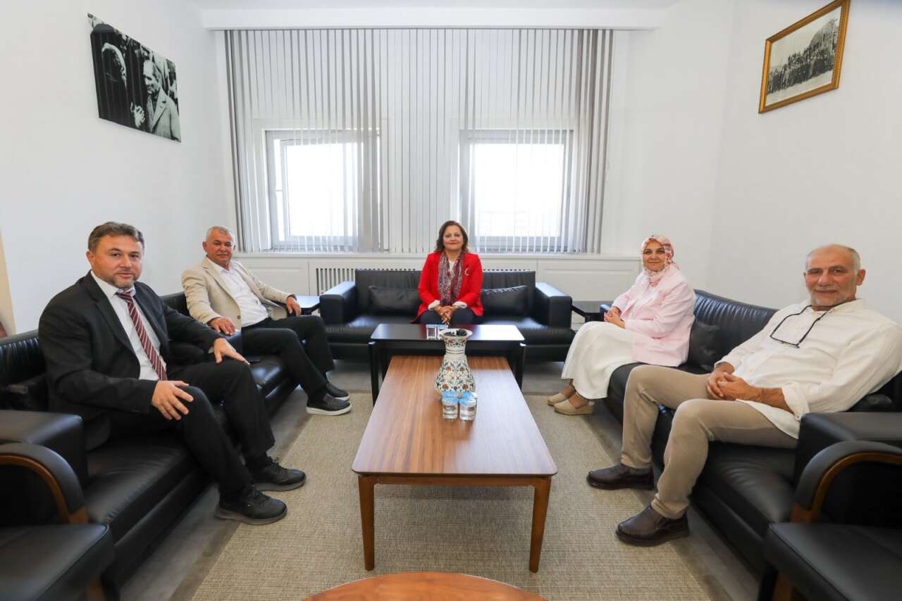 074302829-chpden-akpye-gecen-burcu-koksalin-makam-odasindaki-fotograf-degisikligi-dikkat-cekti-icerik-2