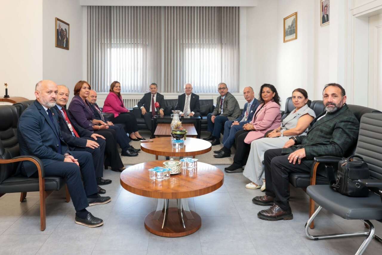 074302876-chpden-akpye-gecen-burcu-koksalin-makam-odasindaki-fotograf-degisikligi-dikkat-cekti-icerik-3