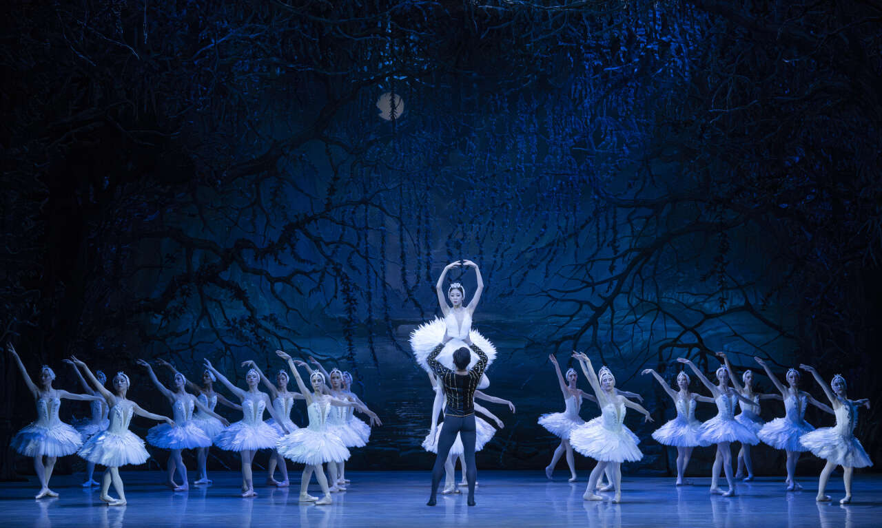 1790147580-swanlake-londoncoliseum-katjaogrin-jul26-223