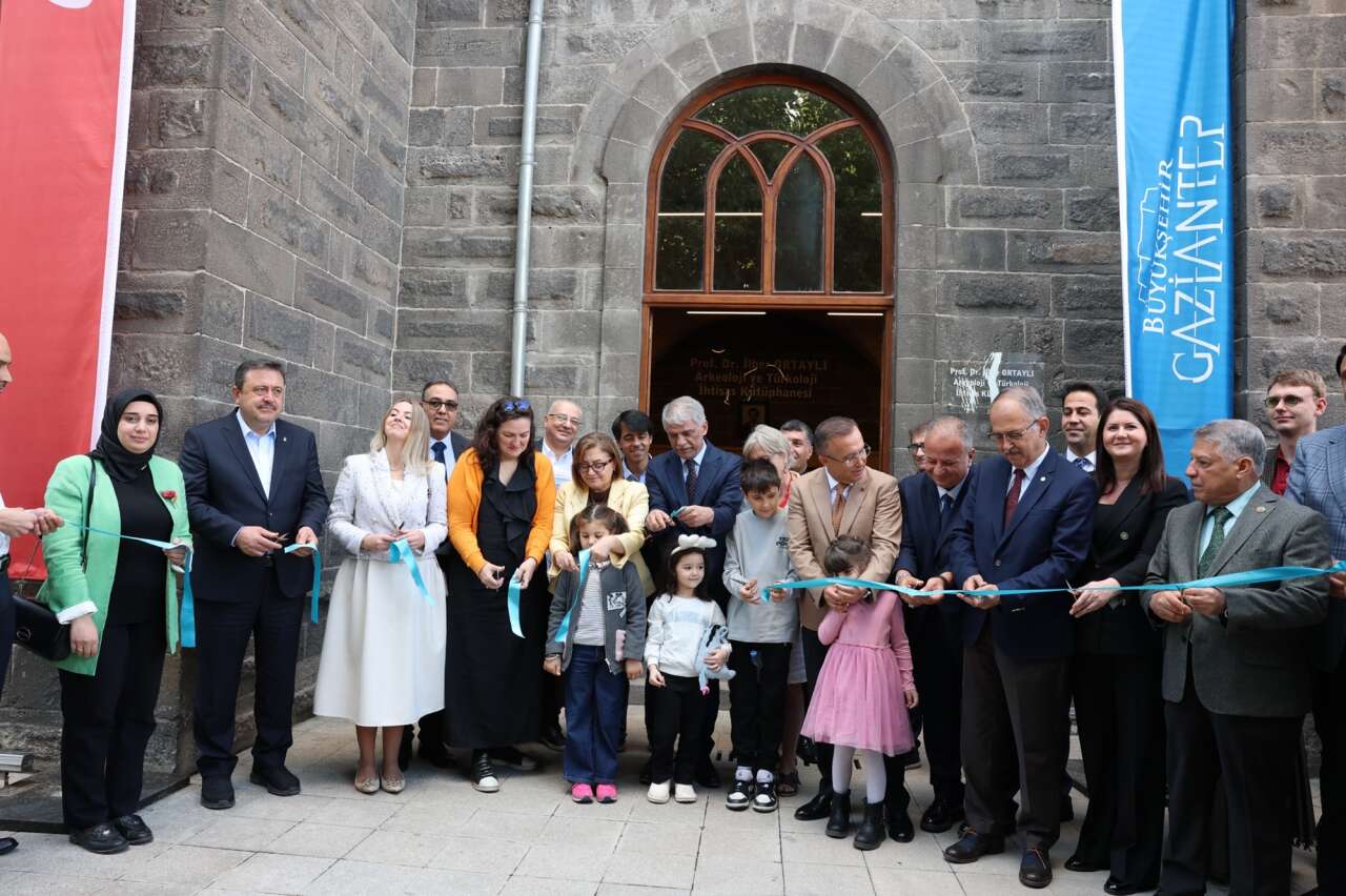prof-dr-ilber-ortayli-arkeoloji-ve-turkoloji-ihtisas-kutuphanesinin-acilis-programi-yapildi-6