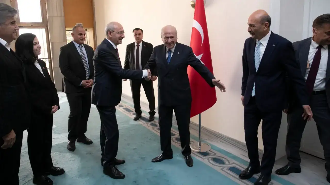 tbmmde-surpriz-gorusme-devlet-bahceli-ile-kemal-kilicdaroglu-bir-araya-geldi-3364987-20261013182159